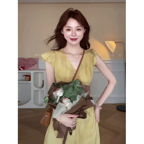 法式褶皺收腰V領小飛袖連衣裙女夏季今年流行的漂亮裙子度假長裙