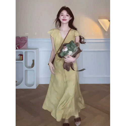 法式褶皺收腰V領小飛袖連衣裙女夏季今年流行的漂亮裙子度假長裙