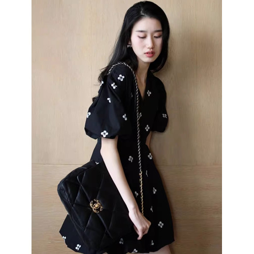 法式赫本風小黑裙字女2025年夏季新款小個子減齡炸街泡泡袖連衣裙