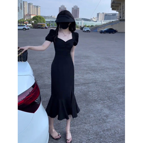 2025夏季新款法式赫本風小黑裙修身顯瘦方領長裙黑色魚尾連衣裙女