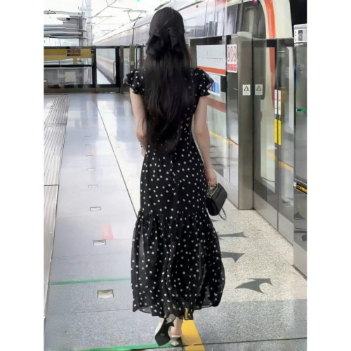 法式赫本風黑色波點飛飛袖連衣裙女2025夏季收腰顯瘦氣質雪紡長裙