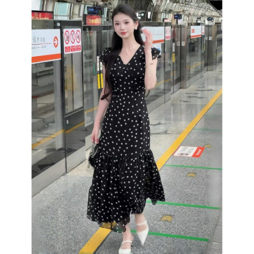 法式赫本風黑色波點飛飛袖連衣裙女2025夏季收腰顯瘦氣質雪紡長裙