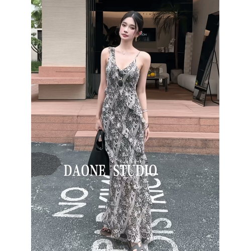 法式度假風荷葉邊印花吊帶連衣裙女2025夏季新款氣質顯瘦V領長裙