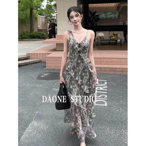 法式度假風荷葉邊印花吊帶連衣裙女2025夏季新款氣質顯瘦V領長裙