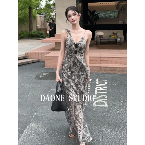 法式度假風荷葉邊印花吊帶連衣裙女2025夏季新款氣質顯瘦V領長裙