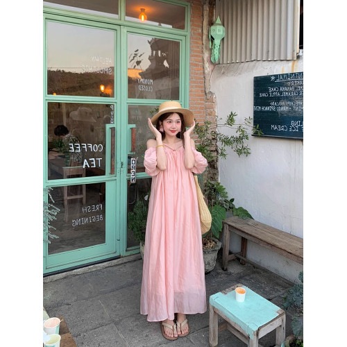 夏季甜美法式粉色吊帶連衣裙女性感氣質一字領露肩大擺度假風長裙