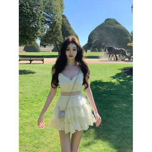 法式純欲蕾絲拼接吊帶連衣裙子女氣質收腰設計感度假風蛋糕裙夏季