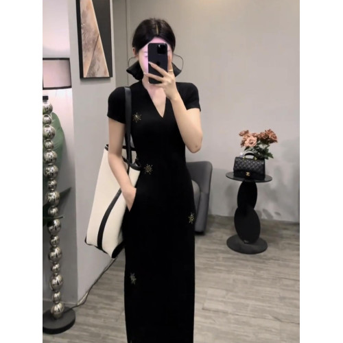 法式V領修身顯瘦短袖連衣裙夏季女千金名媛感純色燙鑽長裙子百搭