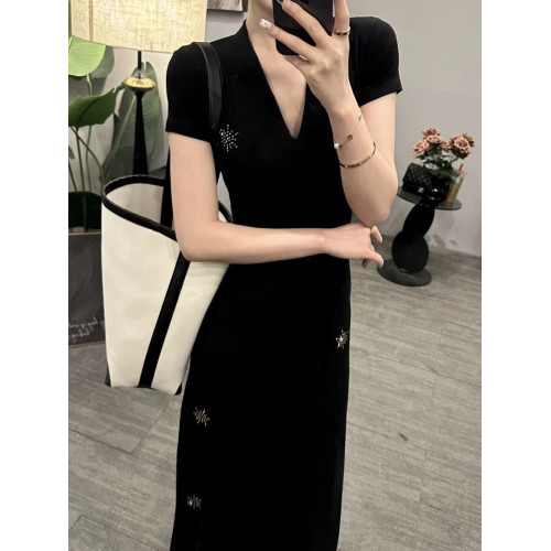 法式V領修身顯瘦短袖連衣裙夏季女千金名媛感純色燙鑽長裙子百搭