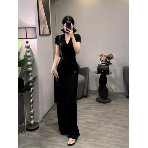 法式V領修身顯瘦短袖連衣裙夏季女千金名媛感純色燙鑽長裙子百搭
