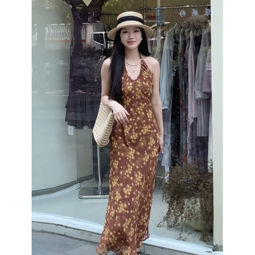 掛脖無袖印花海邊度假風連衣裙女2025年夏季新款韓系收腰顯瘦長裙