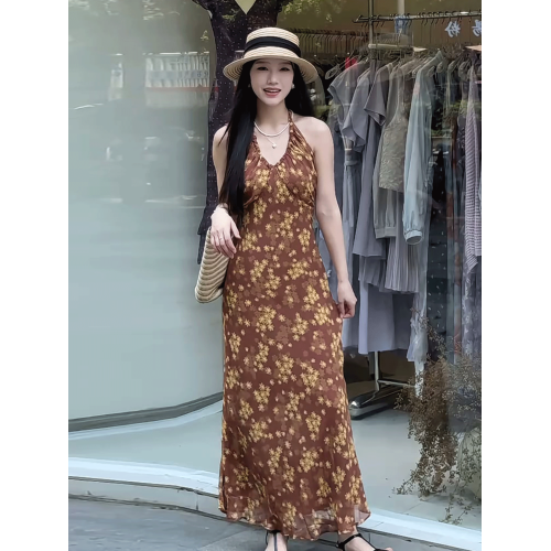 掛脖無袖印花海邊度假風連衣裙女2025年夏季新款韓系收腰顯瘦長裙