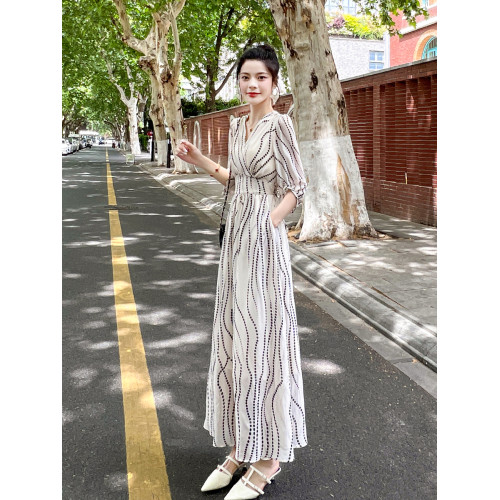 法式條紋連衣裙女2025年新款夏季韓版小個子設計感收腰顯瘦過膝裙