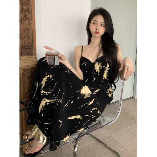 黑色吊帶連衣裙女2025夏季新款法式小個子海邊度假沙灘水墨碎花裙
