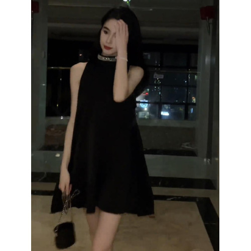 法式赫本風小黑裙子高級感氣質女神範性感顯瘦黑色掛脖連衣裙夏季