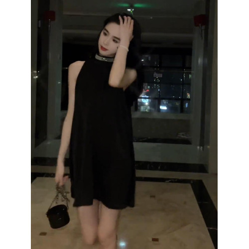 法式赫本風小黑裙子高級感氣質女神範性感顯瘦黑色掛脖連衣裙夏季