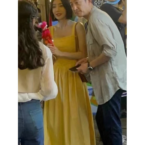 明星秦嵐同款黃色方領吊帶連衣裙女夏季法式度假風收腰氣質長裙子