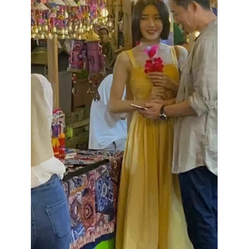 明星秦嵐同款黃色方領吊帶連衣裙女夏季法式度假風收腰氣質長裙子