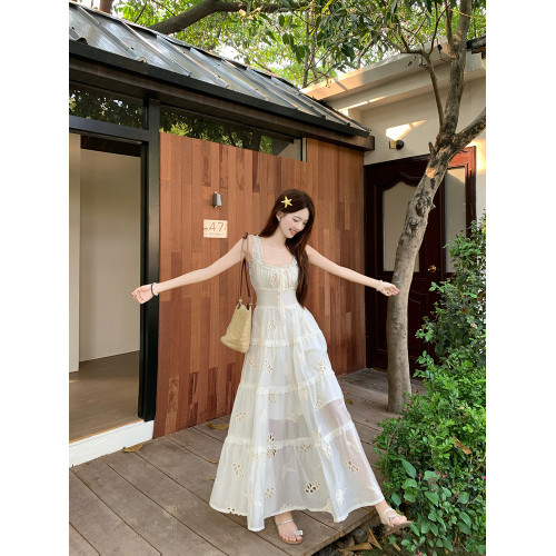 法式方領絕美露腰吊帶連衣裙女夏收腰超好看仙氣質度假風沙灘長裙
