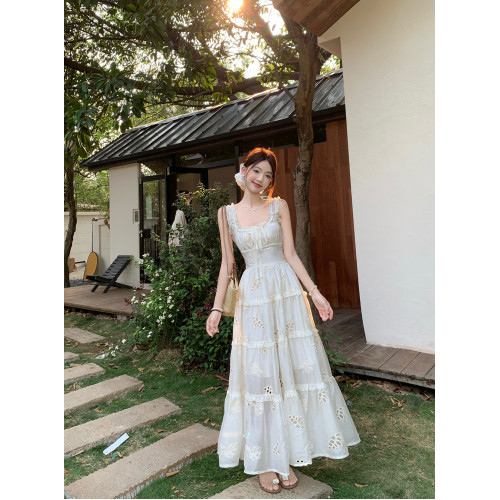 法式方領絕美露腰吊帶連衣裙女夏收腰超好看仙氣質度假風沙灘長裙