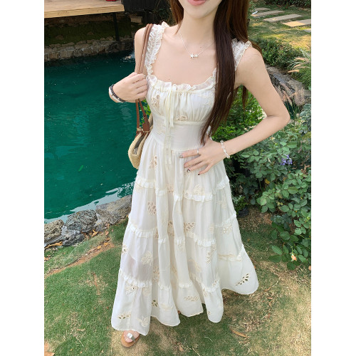 法式方領絕美露腰吊帶連衣裙女夏收腰超好看仙氣質度假風沙灘長裙