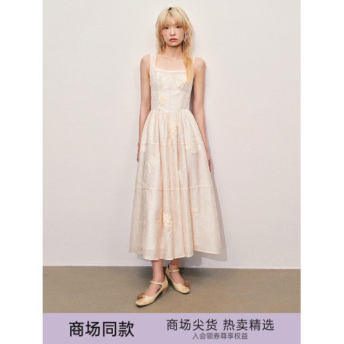 MAXRIENY綉花仙氣方領連衣裙甜美田園暗紋提花a擺端莊氣質長裙女