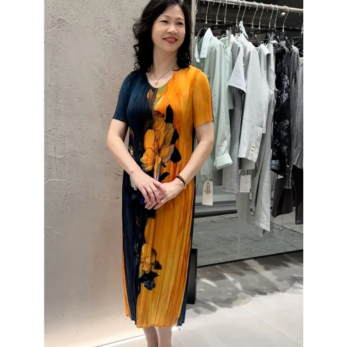 時尚媽媽裝高彈力褶皺夏季薄款印花連衣裙25新款三宅設計減齡裙子