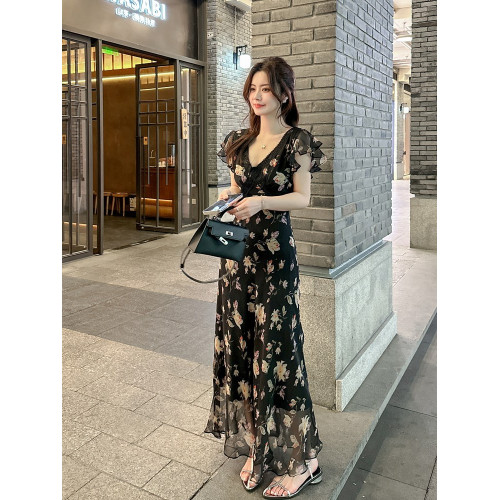 v領碎花連衣裙女2025夏季新款海邊度假風修身收腰氣質雪紡長裙子