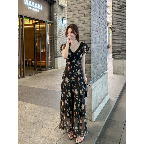 v領碎花連衣裙女2025夏季新款海邊度假風修身收腰氣質雪紡長裙子