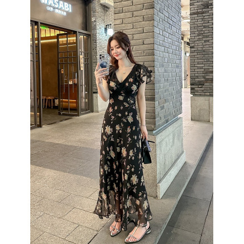v領碎花連衣裙女2025夏季新款海邊度假風修身收腰氣質雪紡長裙子