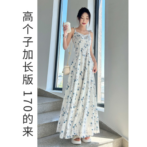 冷淡系高級感減齡2025超火女士碎花吊帶連衣裙顯瘦遮肚微胖高個子