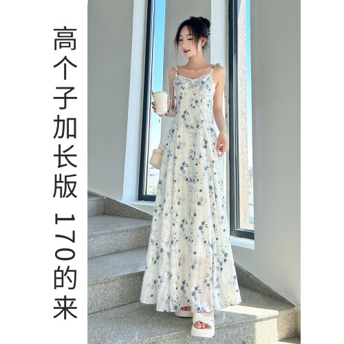 冷淡系高級感減齡2025超火女士碎花吊帶連衣裙顯瘦遮肚微胖高個子