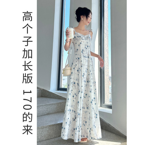 冷淡系高級感減齡2025超火女士碎花吊帶連衣裙顯瘦遮肚微胖高個子
