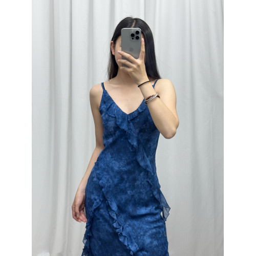 悅己歐貨歐貨女裝25夏新款100桑蠶絲暈染藍荷葉飄帶V領吊帶連衣裙
