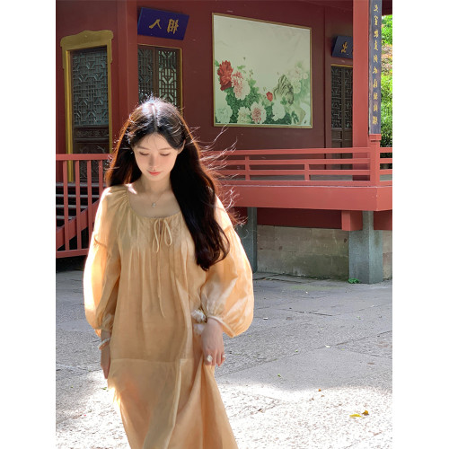 法式慵懶圓領泡泡袖浮雕肌理天絲連衣裙女新款顯瘦寬松綁帶長裙