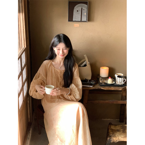 法式慵懶圓領泡泡袖浮雕肌理天絲連衣裙女新款顯瘦寬松綁帶長裙