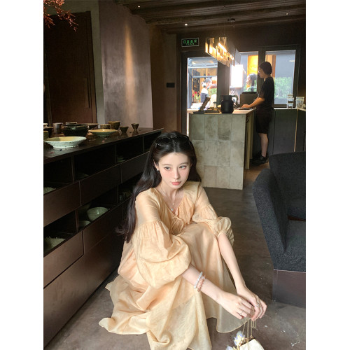 法式慵懶圓領泡泡袖浮雕肌理天絲連衣裙女新款顯瘦寬松綁帶長裙