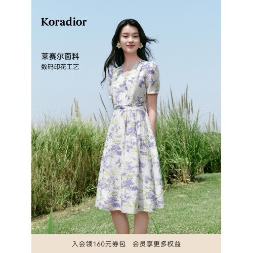 【花事漫旅】珂萊蒂爾2025夏季新款茶歇印花連衣裙女V領收腰飄逸