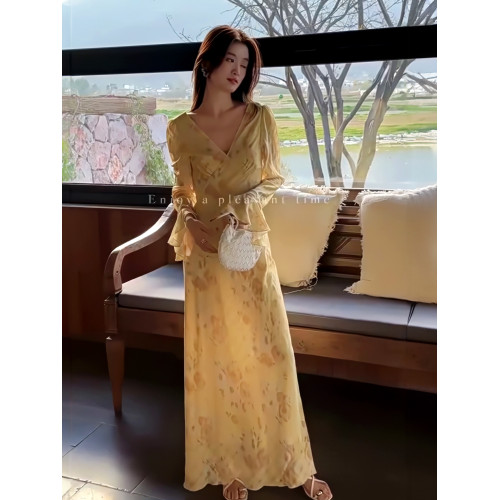 法式優雅喇叭袖包臀裙2025早春新款溫柔印花千金風修身顯瘦連衣裙