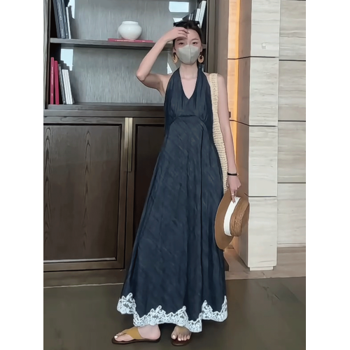 高級感氣質蕾絲拼接掛脖V領連衣裙女2025夏季新款海邊度假風長裙