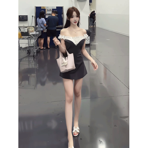 法式復古撞色拼接一字肩吊帶連衣裙女夏季高級感氣質收腰顯瘦短裙