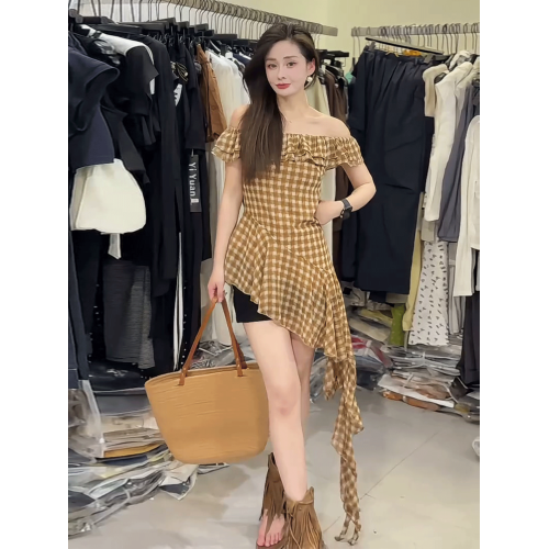 法式荷葉邊一字肩格子連衣裙女2025夏季新款修身顯瘦別致飄帶短裙