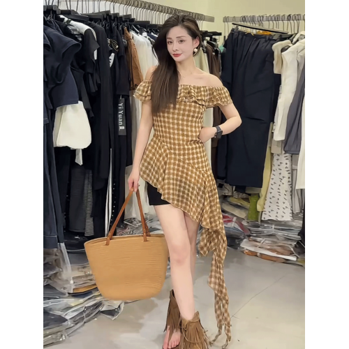 法式荷葉邊一字肩格子連衣裙女2025夏季新款修身顯瘦別致飄帶短裙