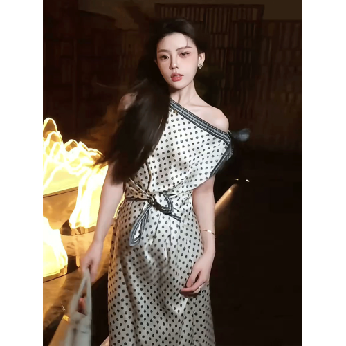法式氣質波點斜肩收腰系帶無袖連衣裙女夏季輕熟小衆不撞款長裙子