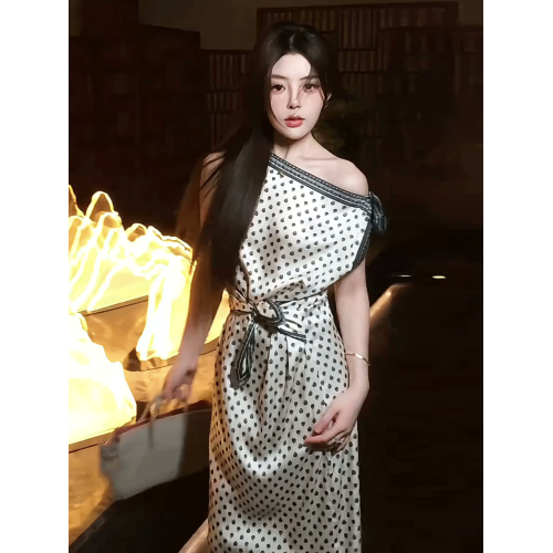法式氣質波點斜肩收腰系帶無袖連衣裙女夏季輕熟小衆不撞款長裙子