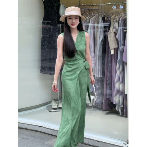 法式復古V領交叉綁帶無袖掛脖連衣裙女2025夏季新款收腰顯瘦長裙