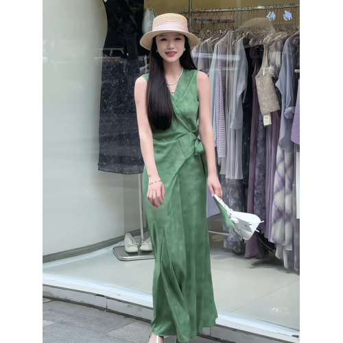 法式復古V領交叉綁帶無袖掛脖連衣裙女2025夏季新款收腰顯瘦長裙