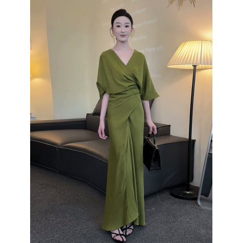 今年流行小清新綠色V領連衣裙女2025年夏季新款氣質收腰顯瘦長裙