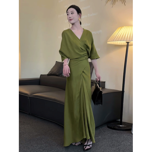 今年流行小清新綠色V領連衣裙女2025年夏季新款氣質收腰顯瘦長裙