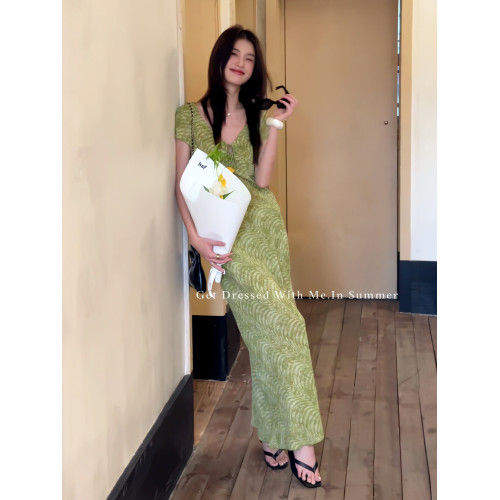 法式v領綠色碎花連衣裙女夏2025新款高級感氣質收腰後媽包臀長裙